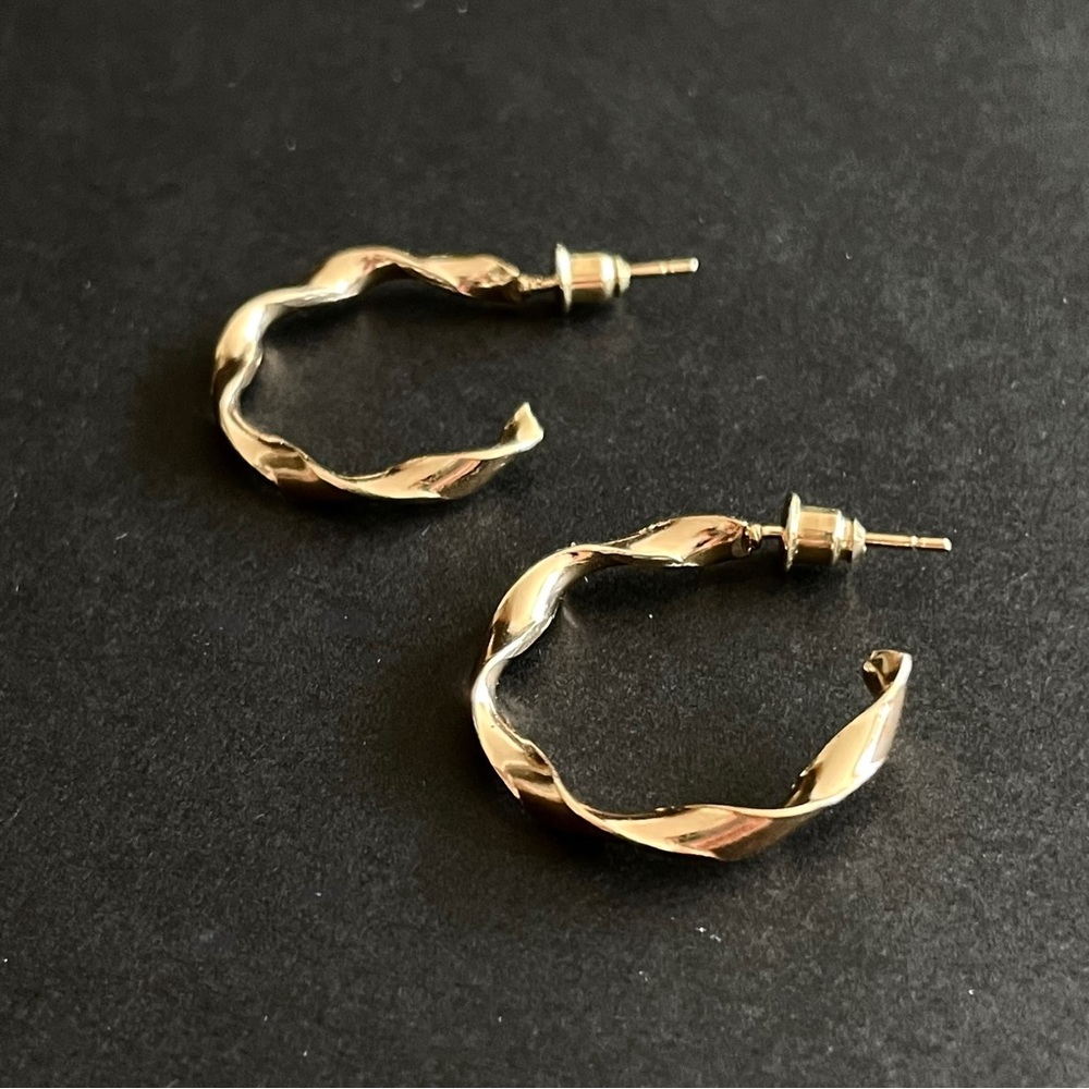 Twisted Gold Hoop Fashion Earrings - NWT - Picture 7 of 8